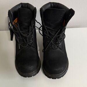 Lightly Worn Black Lace-Up Timberlands – Women’s